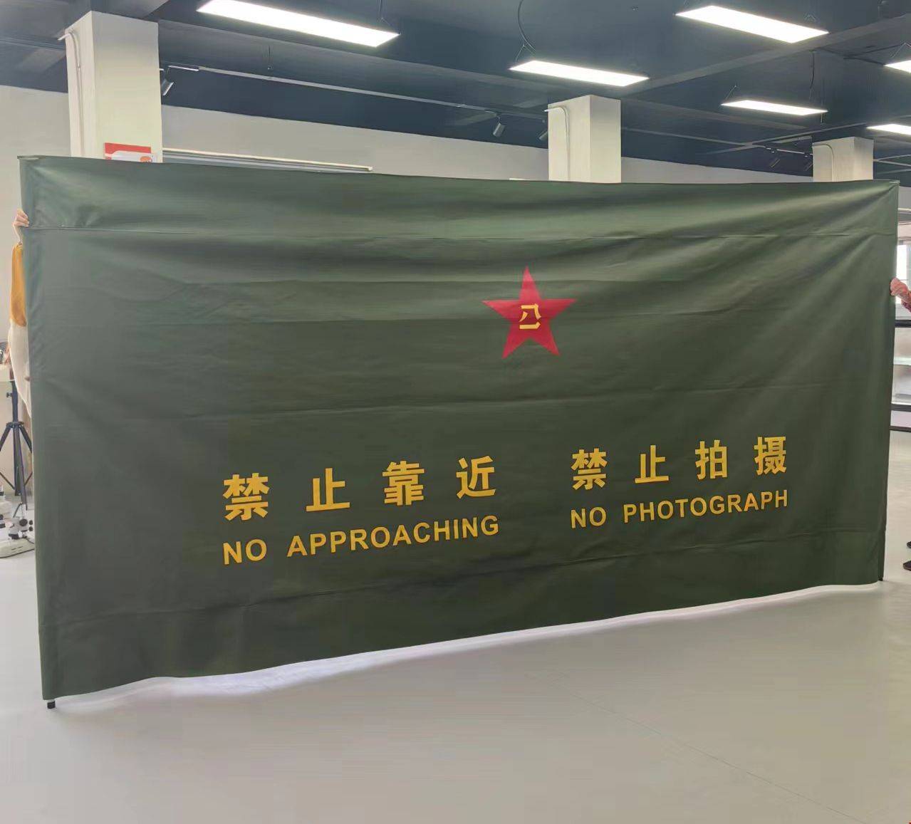 定制款便攜式警用圍擋 現(xiàn)場(chǎng)執(zhí)法中的靈活屏障與安保新利器
